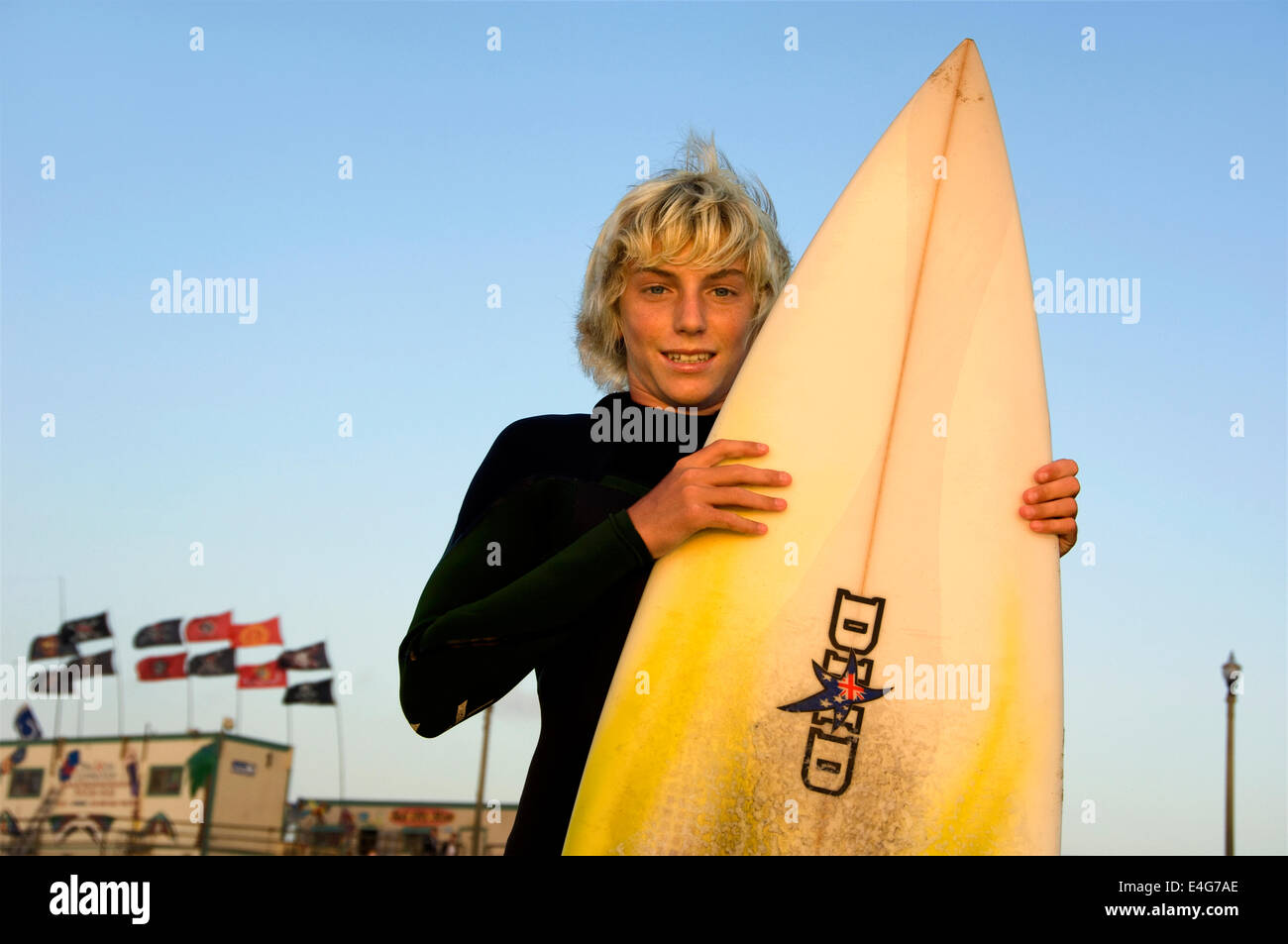 Giovani surfer a Huntington Beach Pier Foto Stock