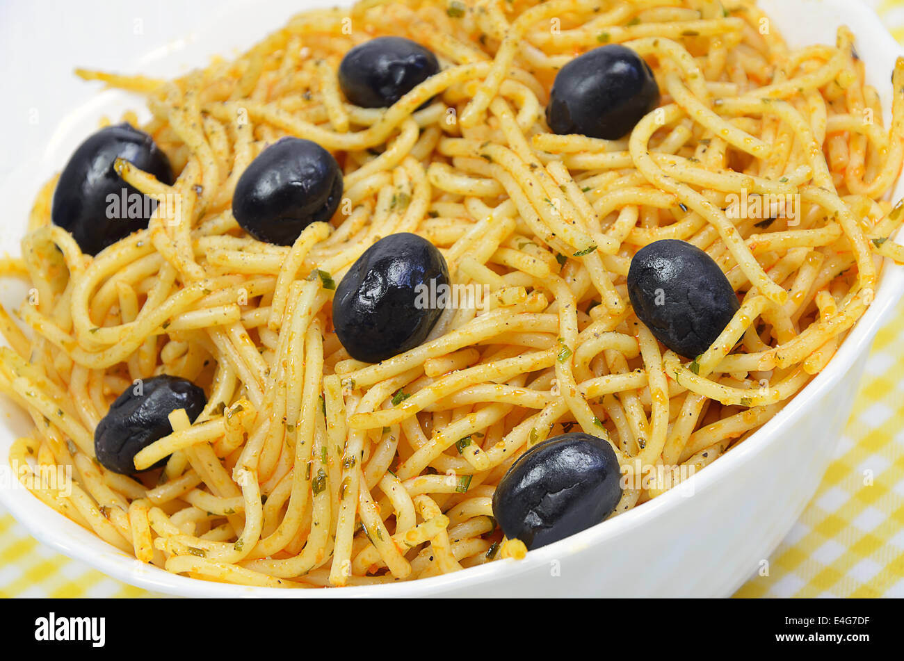 Spaghetti con olive nere in una ciotola bianco, close up Foto Stock