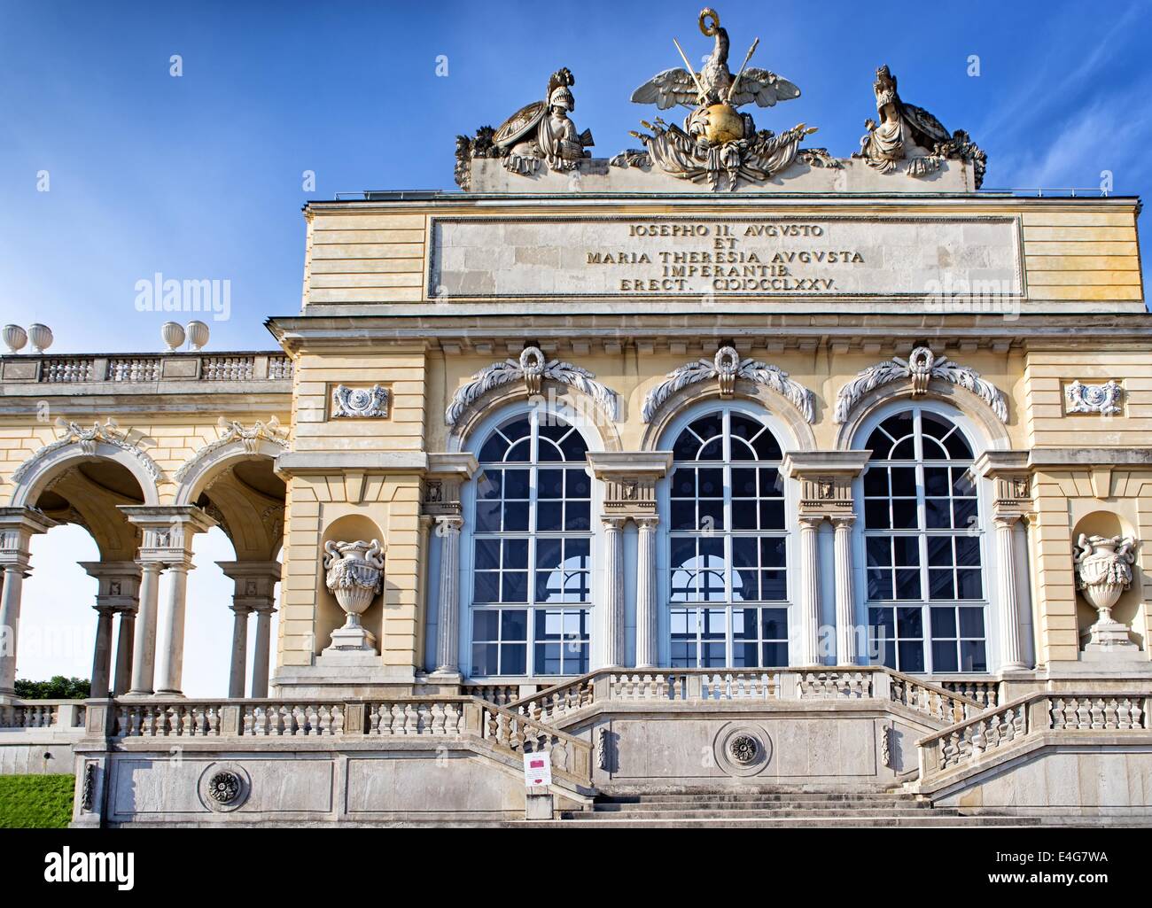 VIENNA, Austria - 3 maggio: Gloriette pavilion il 3 maggio 2014 a Vienna. Il padiglione è stato utilizzato come sala da pranzo e la sala del festival e come Foto Stock