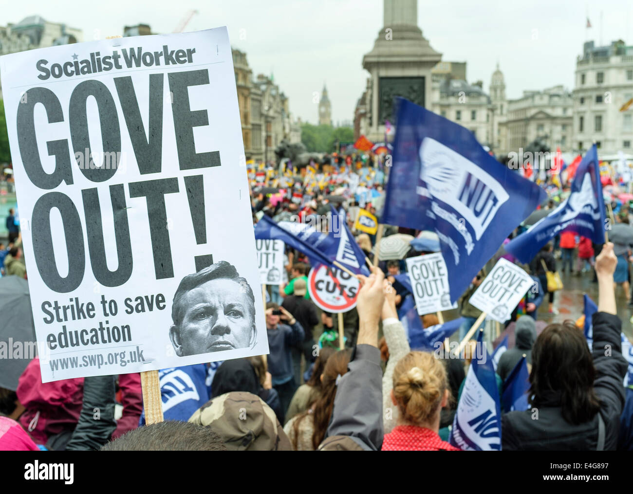 Londra, Regno Unito. 10 Luglio, 2014. I lavoratori del settore pubblico lo sciopero. Nella foto: membri dell Unione Nazionale degli insegnanti unirsi ad altri lavoratori del settore pubblico in un rally in Trafalgar Square. Foto Stock