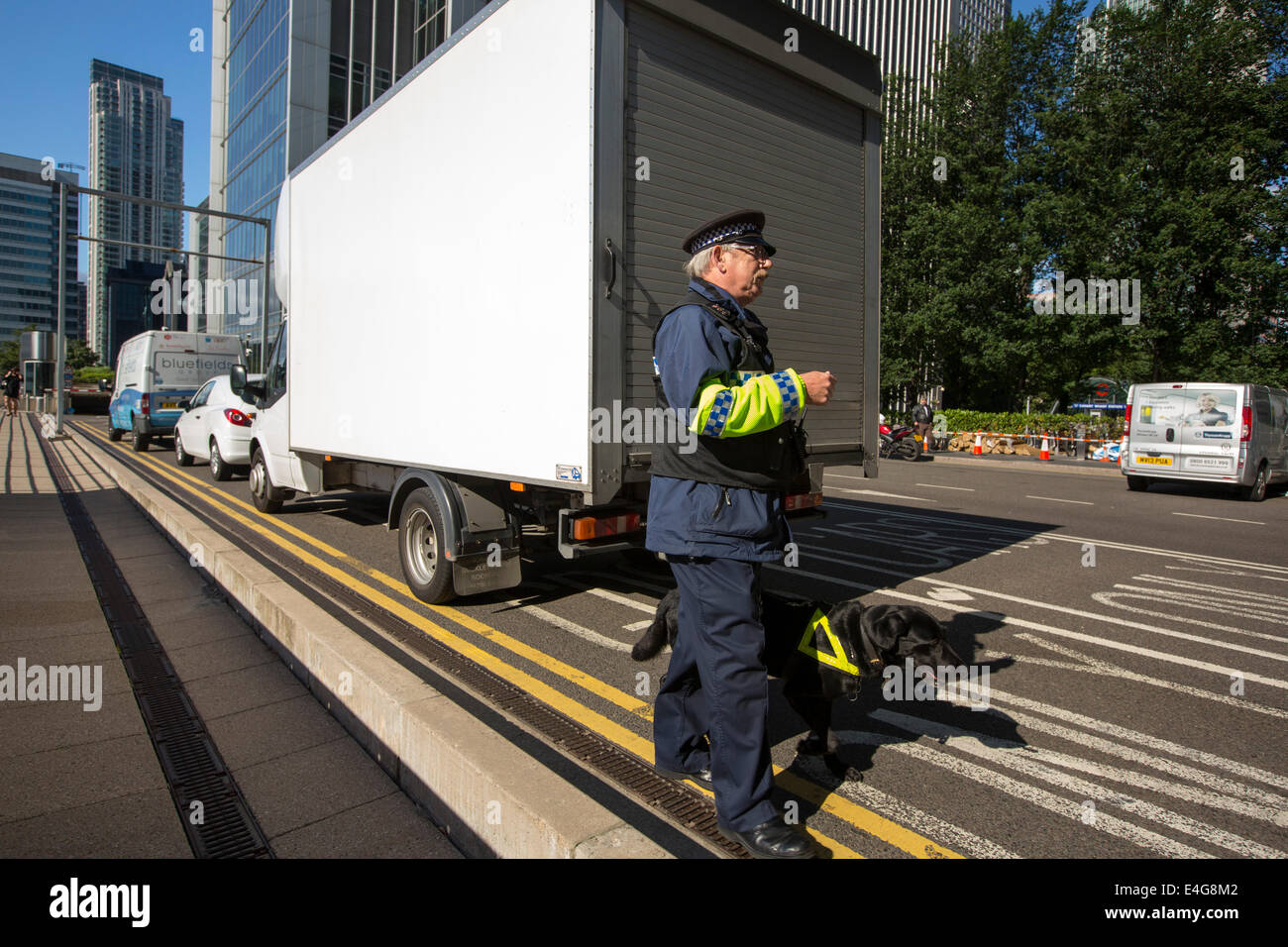 Uno sniffer dog controllo carrelli elevatori per le bombe di entrare banche a Canary Wharf, Londra, Regno Unito. Foto Stock