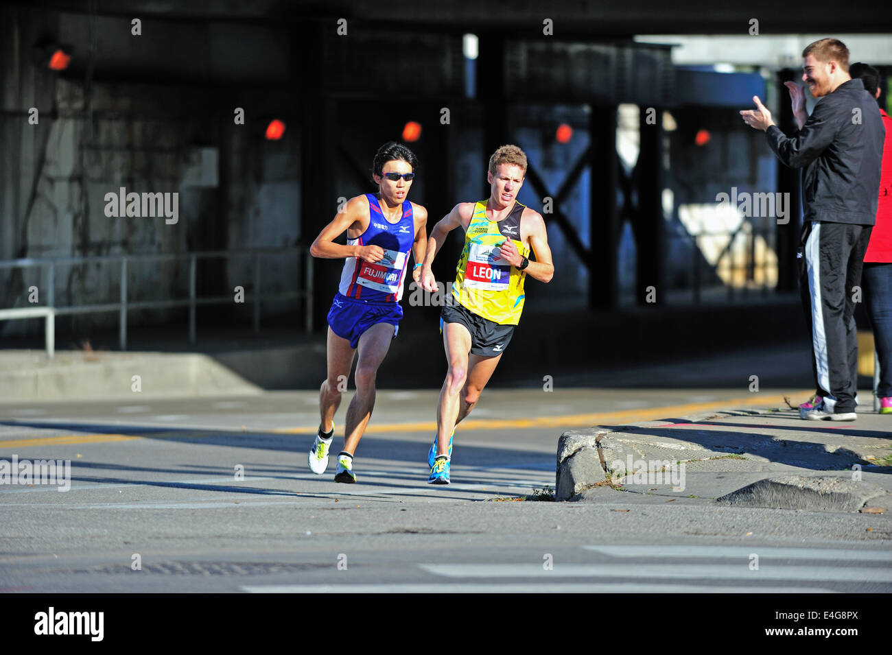 Sport USA Illinois Chicago Marathon 2013 Craig Leon degli Stati Uniti, destra, e Norihide Fujimori. Foto Stock