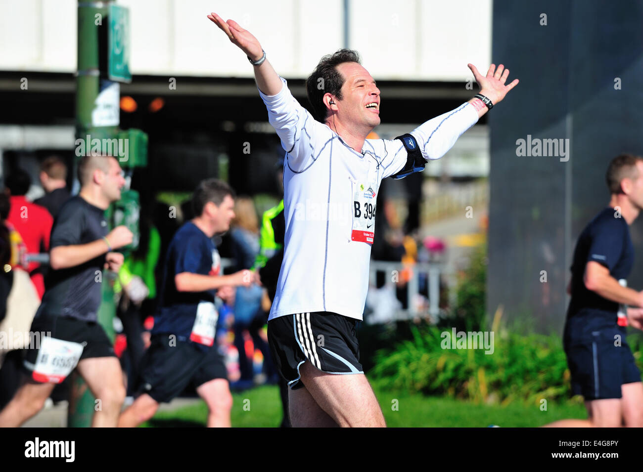Sport USA Illinois Maratona di Chicago 2013 runner emerge da un sottopassaggio e negozia una volta durante la riproduzione per l'assemblato Foto Stock