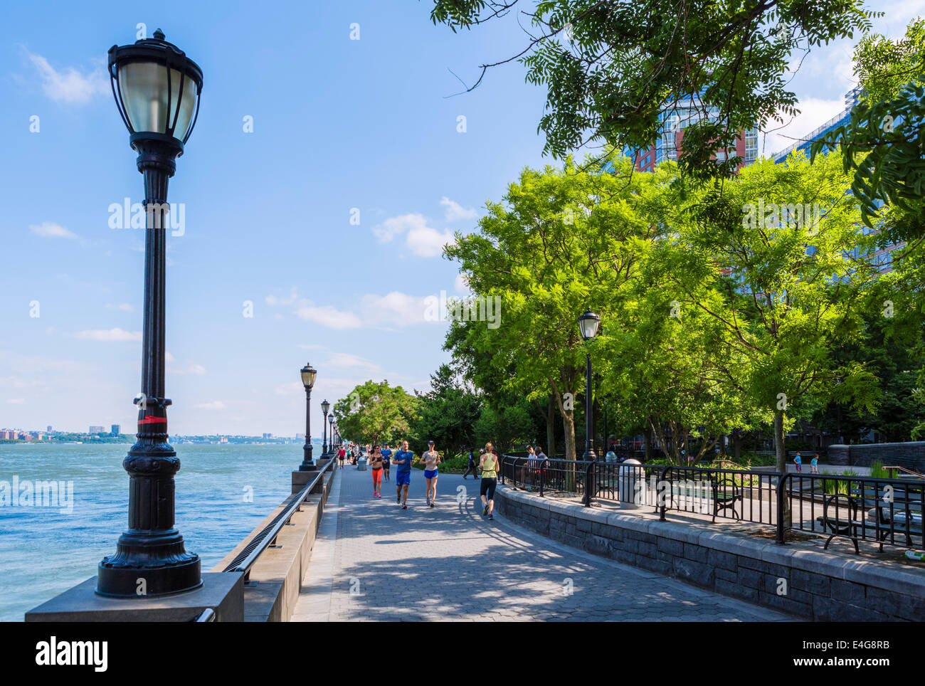 Sabato mattina guide sulla spianata di Rockefeller Park, Battery Park City, la parte inferiore di Manhattan, New York City, NY, STATI UNITI D'AMERICA Foto Stock