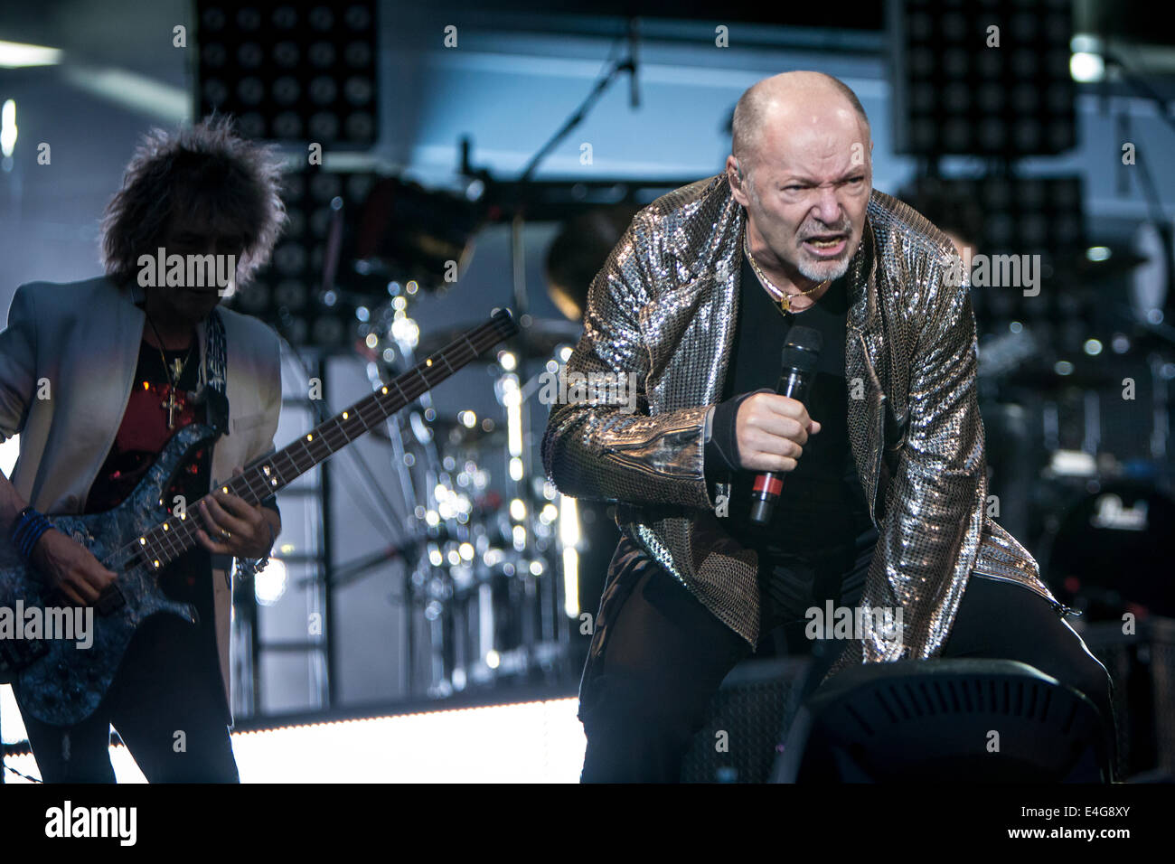 Milano, Italia. 09 Luglio, 2014. L'Italiano rock star Vasco Rossi suona dal vivo allo Stadio San Siro durante il 'Live Kom 2014' Credito: Rodolfo Sassano/Alamy Live News Foto Stock