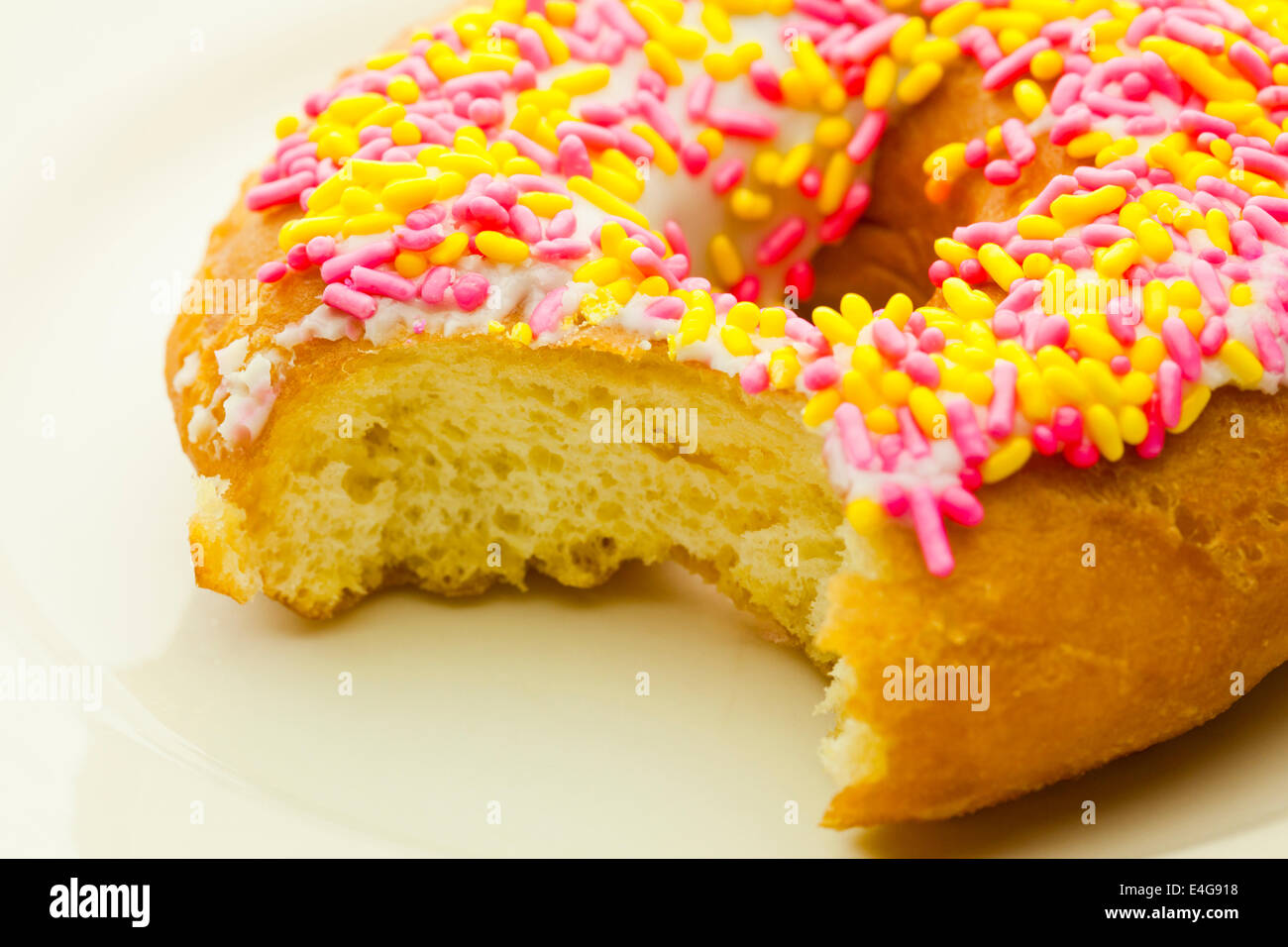 Bite presi al di fuori della spruzzata ciambella Foto Stock