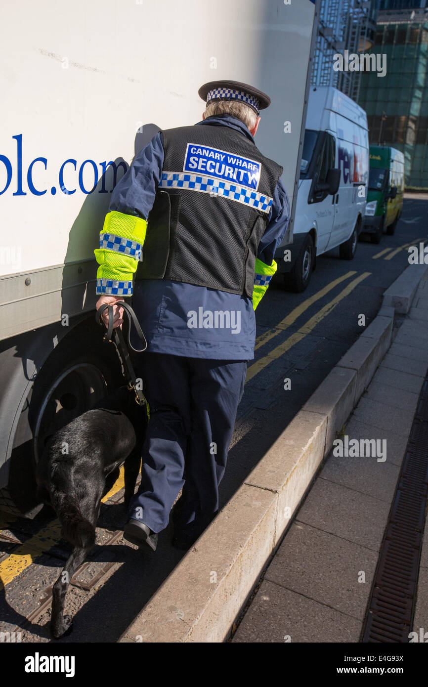 Uno sniffer dog controllo carrelli elevatori per le bombe di entrare banche a Canary Wharf, Londra, Regno Unito. Foto Stock