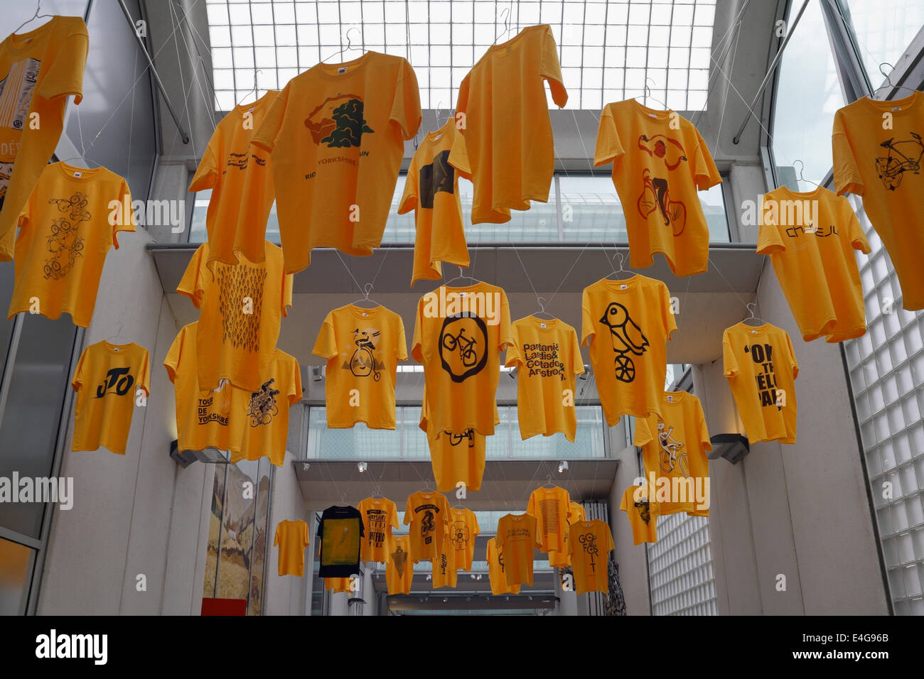Yorkshire in Yellow, T Shirts Exhibit at the Sheffield Millennium Galleries England UK, mostra d'arte sul tour de france in visita allo Yorkshire Foto Stock