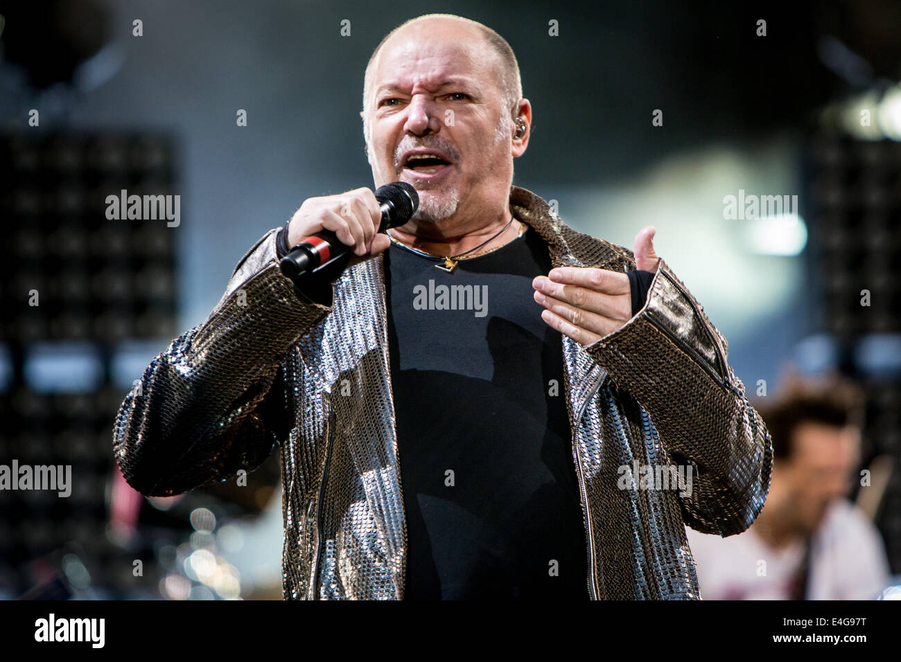 Milano, Italia. 09 Luglio, 2014. L'Italiano rock star Vasco Rossi suona dal vivo allo Stadio San Siro durante il 'Live Kom 2014' Credito: Rodolfo Sassano/Alamy Live News Foto Stock