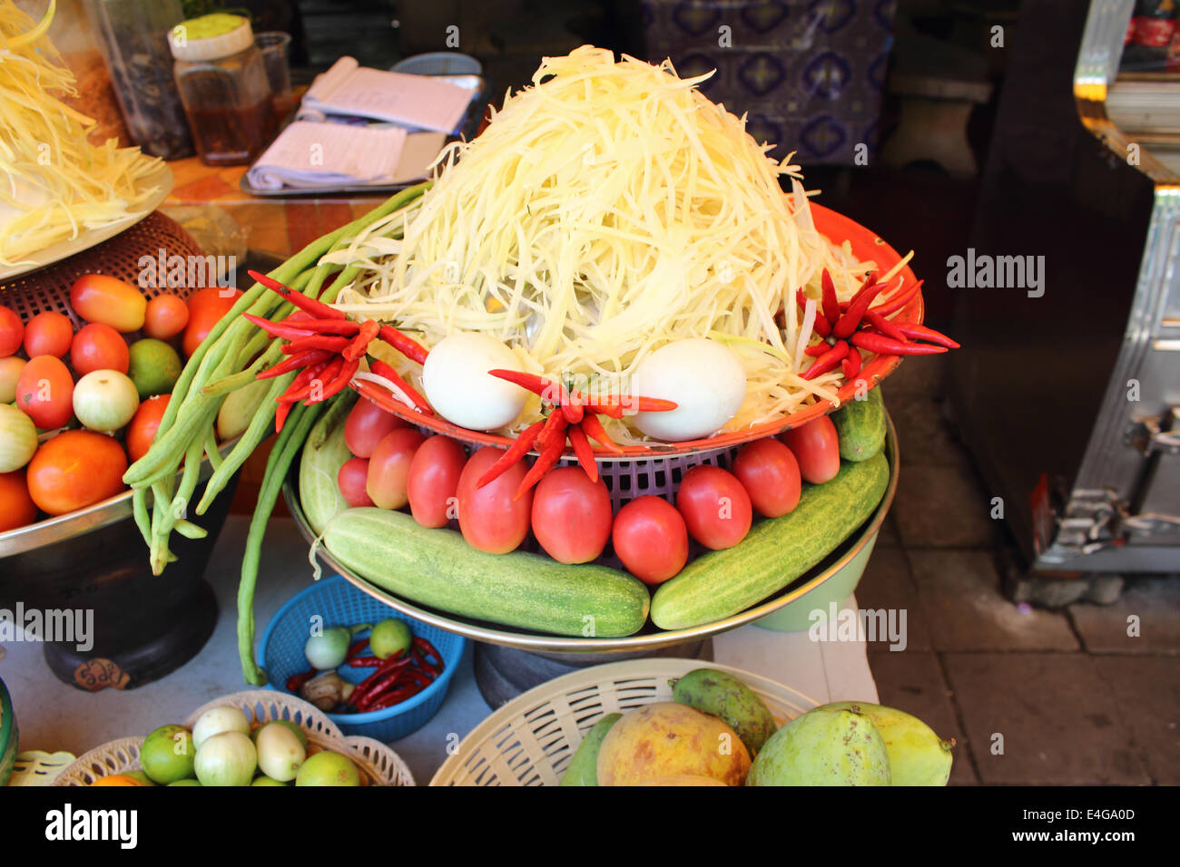 La materia prima per fare verde insalata di papaya Foto Stock