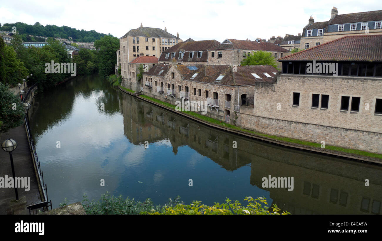 Edifici lungo il fiume Avon nella città di Bath Spa Somerset England Regno Unito KATHY DEWITT Foto Stock