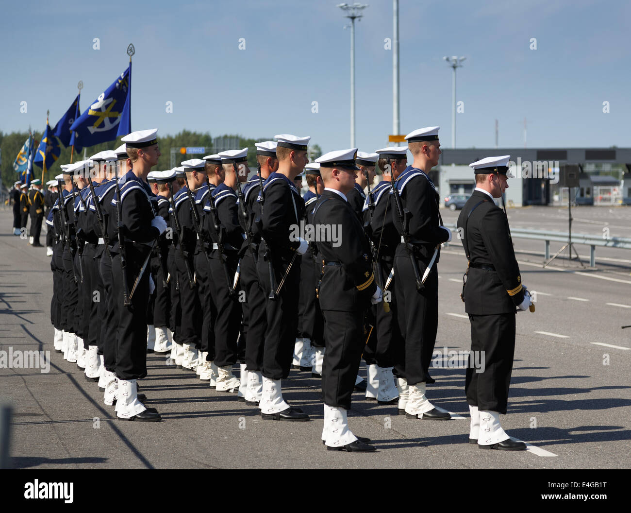 I marinai della marina militare finlandese sfilando a Turku sulla Marina giorno anniversario del Ruotsinsalmi battaglia navale nel 1790. Foto Stock