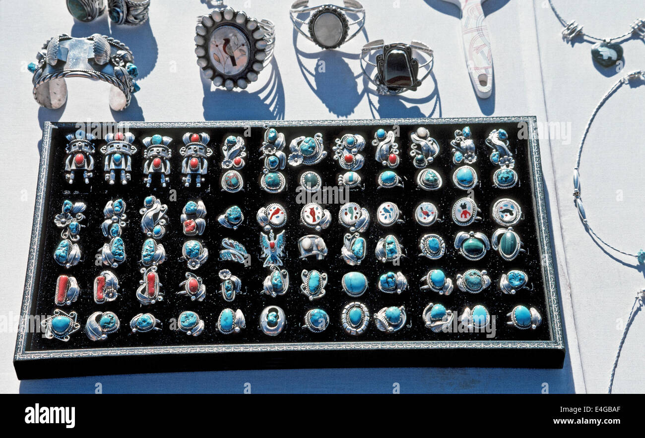 Anelli di gemme e di altri realizzati artigianalmente oggetti in argento di Navajo gioielli indiani sono esposti per la vendita ai turisti lungo una strada in Arizona, Stati Uniti. Foto Stock