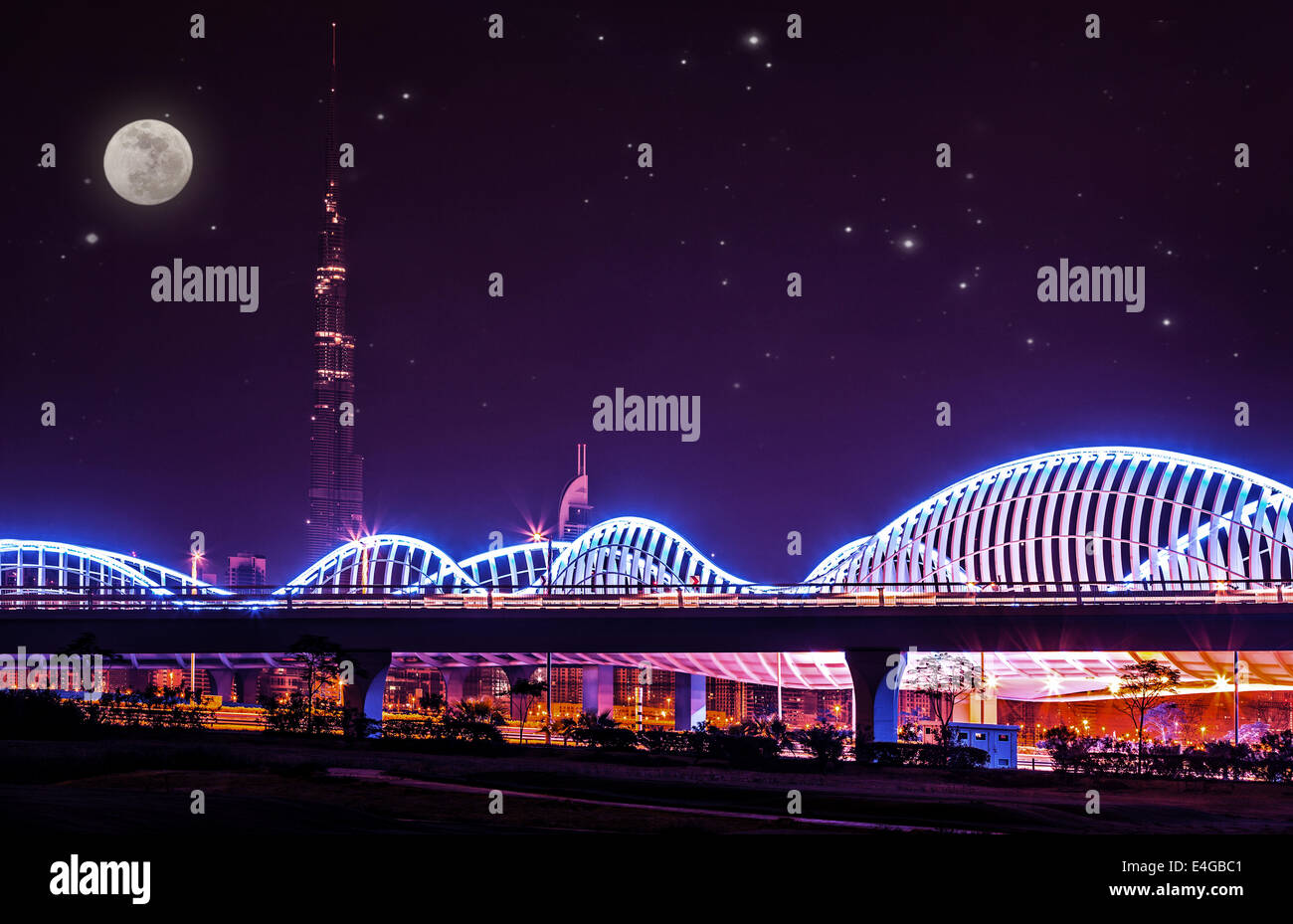 Bellissimo paesaggio urbano di notte, la luna piena e il cielo stellato più costoso di lusso città asiatiche, il Burj Khalifa, Dubai, UAE Foto Stock