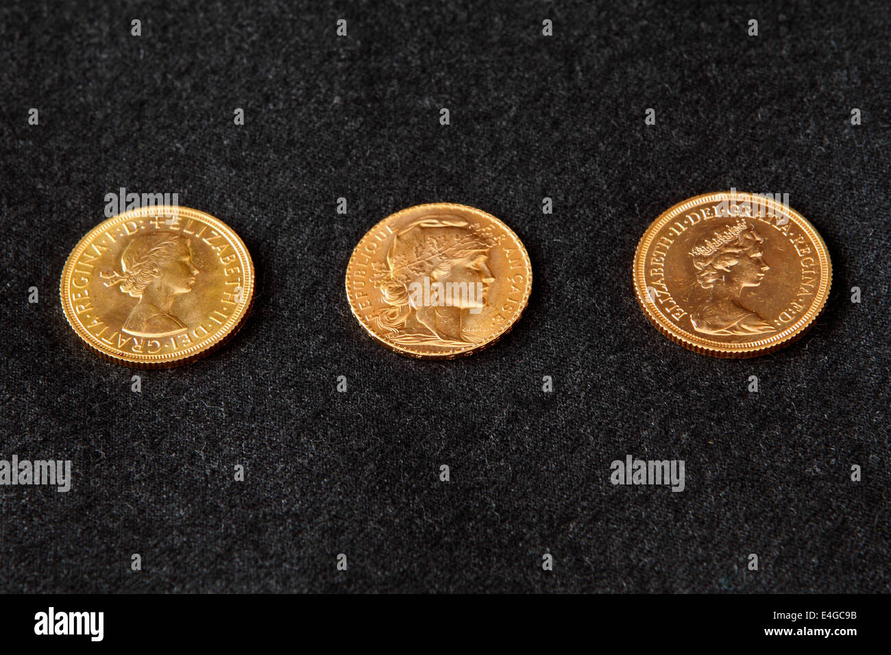 Tre monete d'oro, da sinistra a destra di un sovrano, un Napoleone (20 franc pezzo) e di un sovrano. Foto Stock