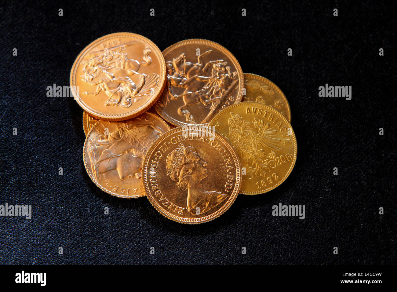 Un mucchio di monete d'oro con i sovrani inglesi un francese di Napoleone (20 Franc pezzo) e un austriaco 8 Florin/20 franchi pezzo. Foto Stock