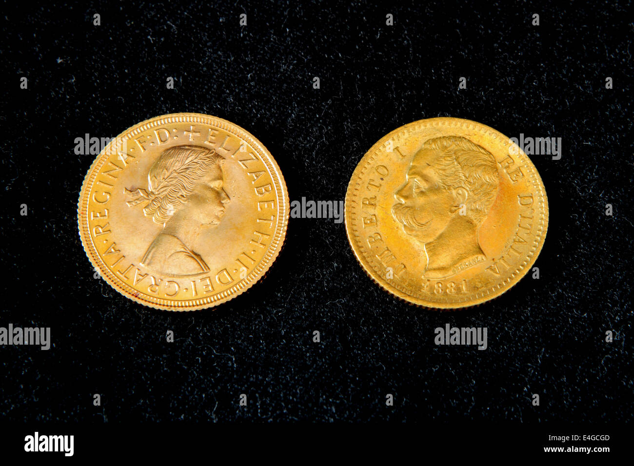 Due monete d'oro: sinistra un sovrano britannico con la regina Elisabetta II; a destra un italiano di 20 Lire (Marenghi) con Re Umberto I. Foto Stock