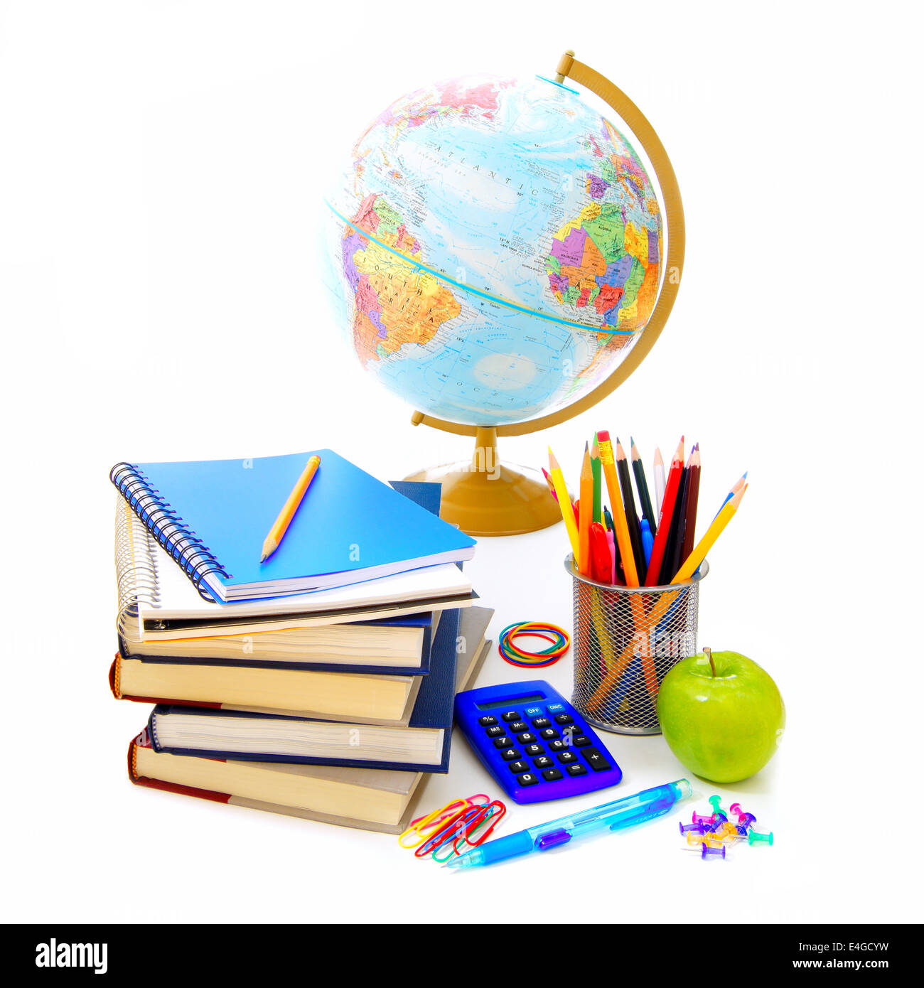 Gruppo di varie forniture scolastiche e gli elementi su uno sfondo bianco Foto Stock