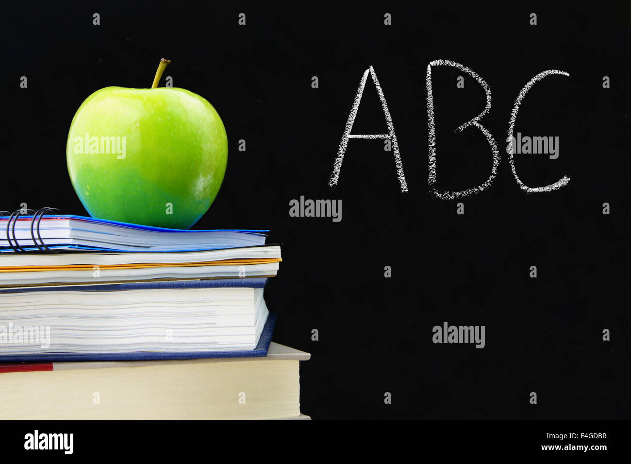 ABC scritti su una lavagna con libri e Apple nella parte anteriore Foto Stock
