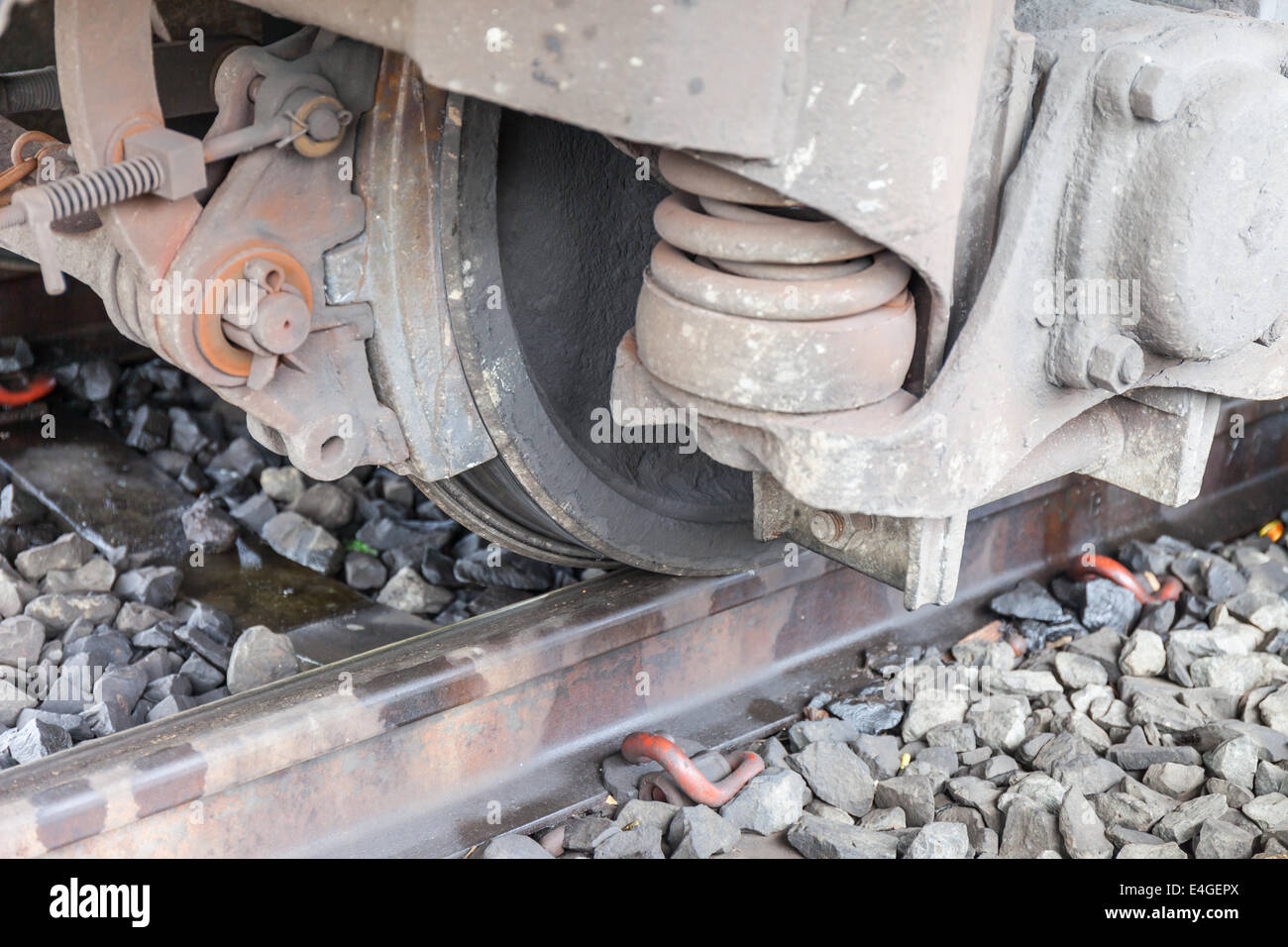 Primo piano di rottura delle ruote e il sistema di sospensione del treno diesel Foto Stock