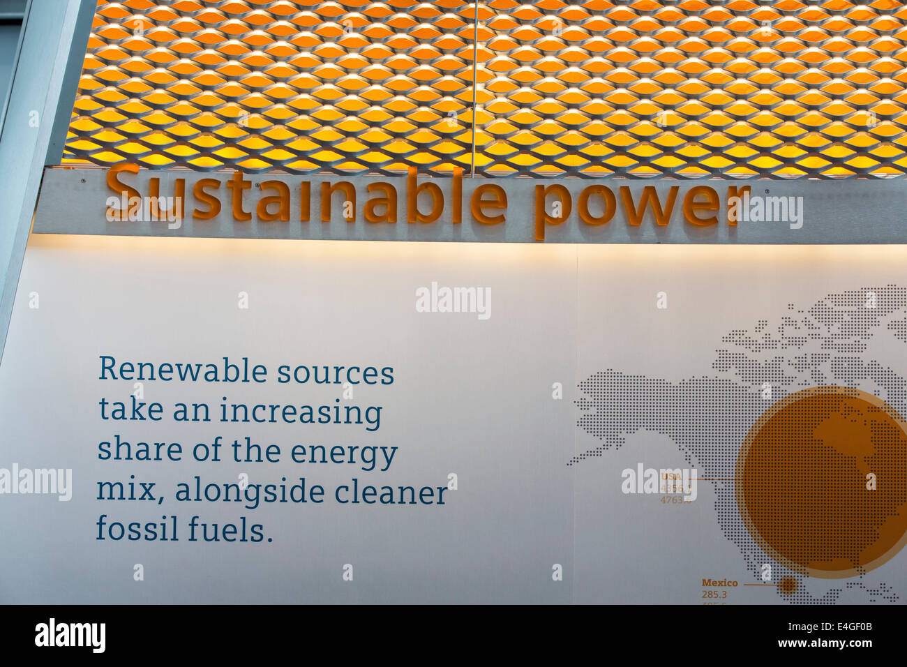Una sostenibilità mostra presso il palazzo di cristallo che è il primo edificio nel mondo che ha ottenuto un eccezionale BREEAM (BRE Valutazione Ambientale) metodo di classificazione e un LEED (Leadership in Energy and Environmental Design) rating di platino. Londra, Regno Unito. Foto Stock