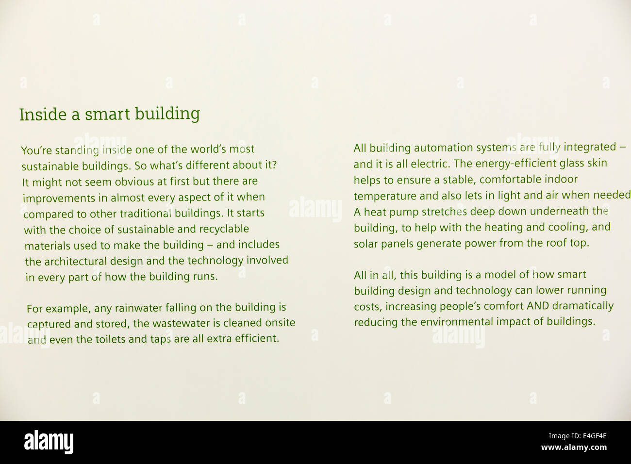 Una sostenibilità mostra presso il palazzo di cristallo che è il primo edificio nel mondo che ha ottenuto un eccezionale BREEAM (BRE Valutazione Ambientale) metodo di classificazione e un LEED (Leadership in Energy and Environmental Design) rating di platino. Londra, Regno Unito. Foto Stock
