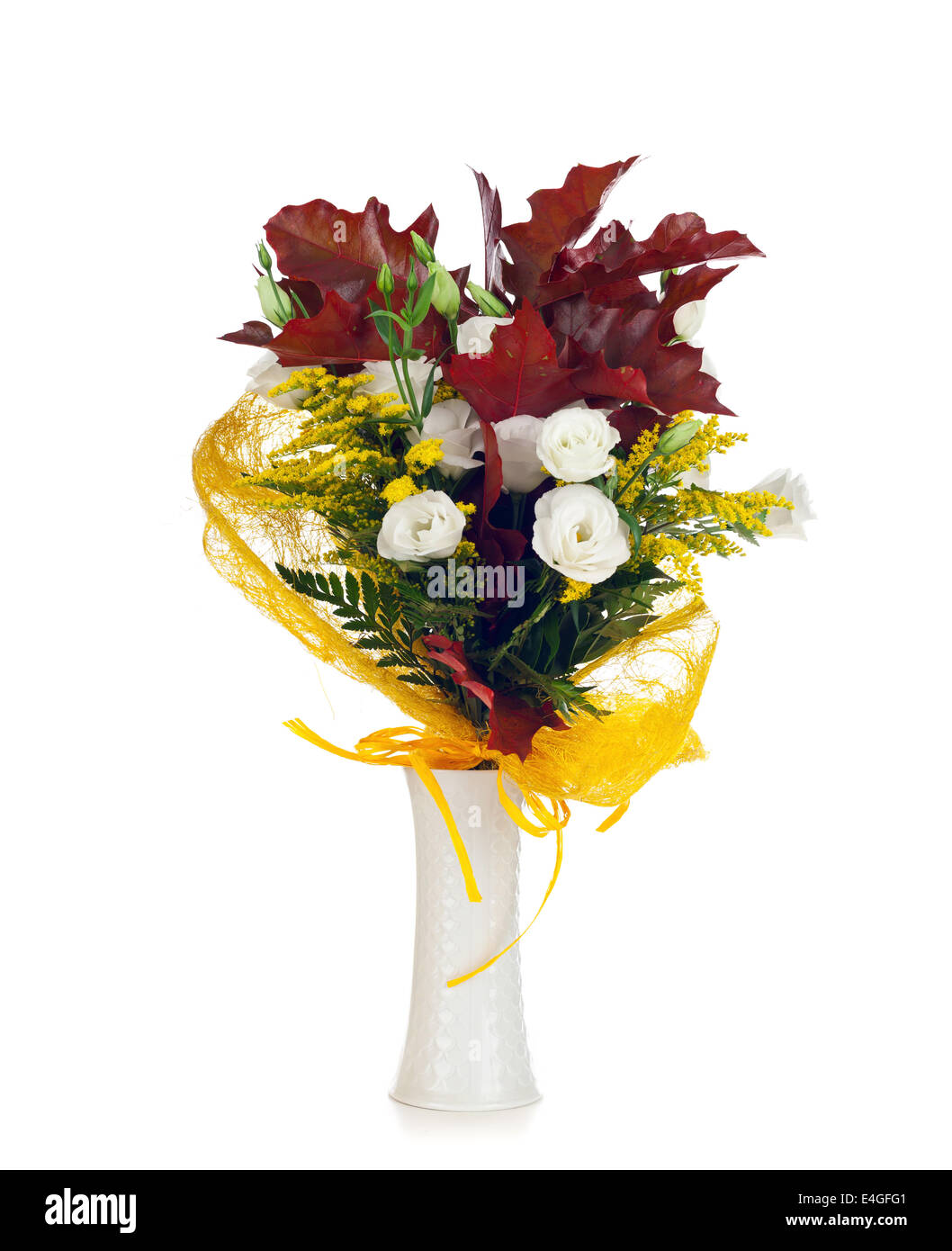 Lisianthus e foglie di autunno su sfondo bianco. Foto Stock