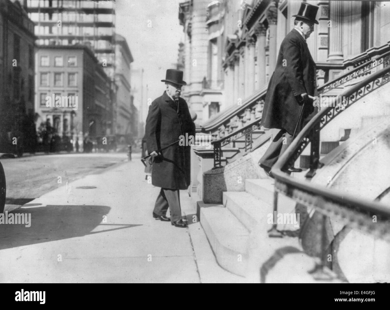 John Pierpont Morgan, 1837-1913 Sommario: a lunghezza piena, circa a camminare fino a gradini (a Bliss funerale), rivolto verso destra, 1911 Foto Stock