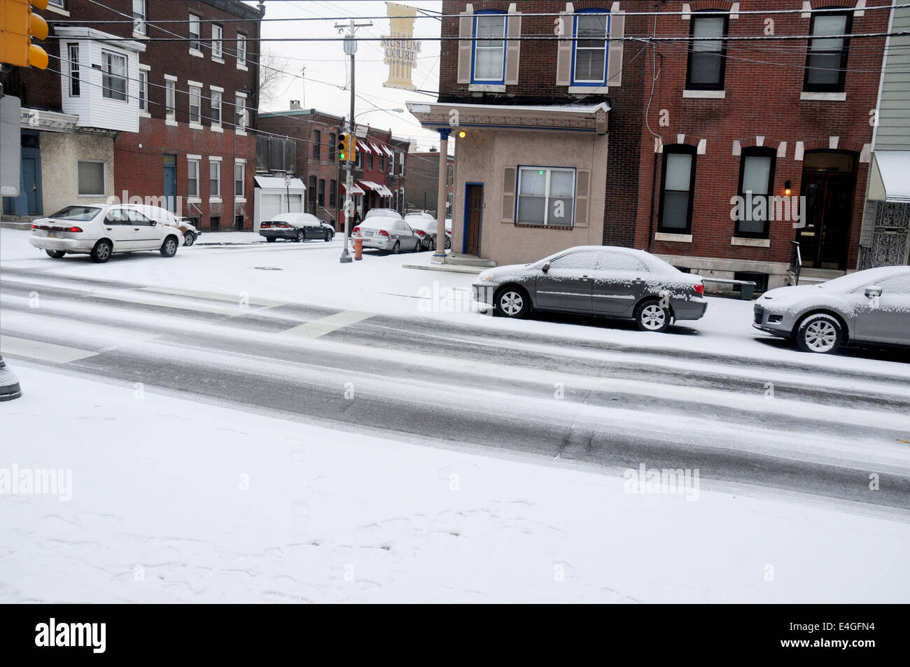 Coperta di neve Street a Philadelphia, PA, Stati Uniti d'America. Foto Stock