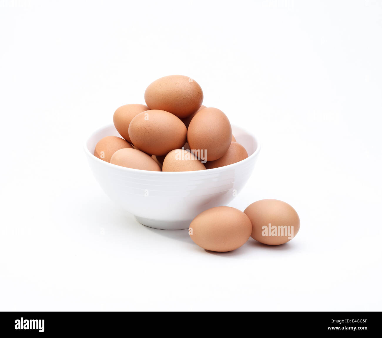 Le uova nella ciotola bianco un cibo sano per dono isolato su bianco Foto Stock
