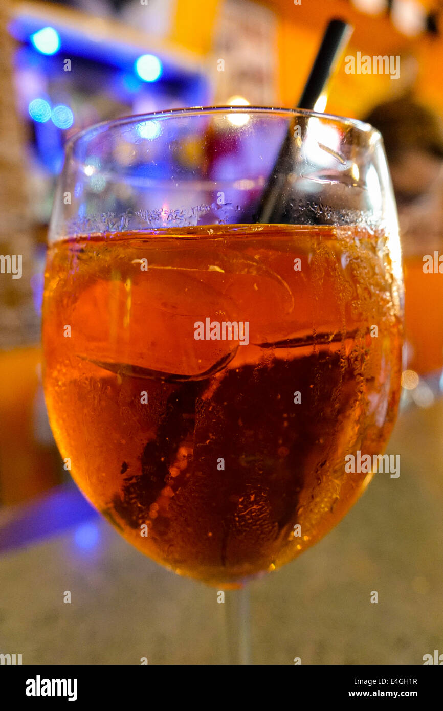 Un bicchiere di Aperol Spritz in un bar in Italia Foto Stock