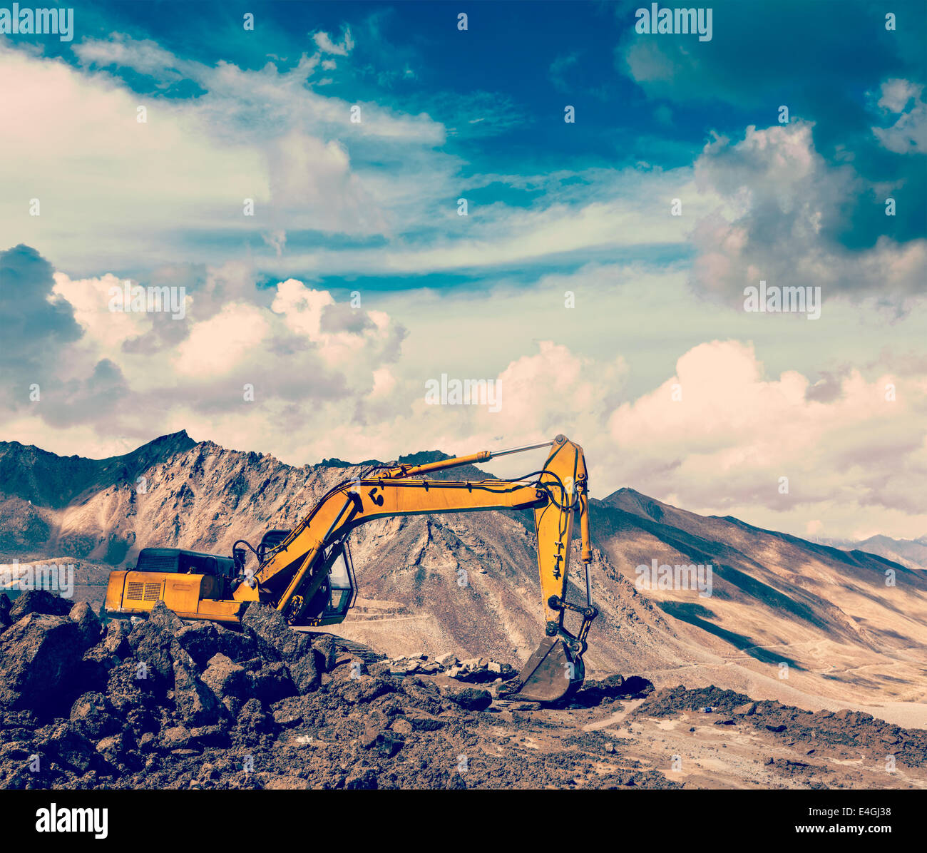 Vintage effetto retrò filtrata hipster stile immagine di viaggio della costruzione di strade in montagne Himalaya. Ladakh, India Foto Stock