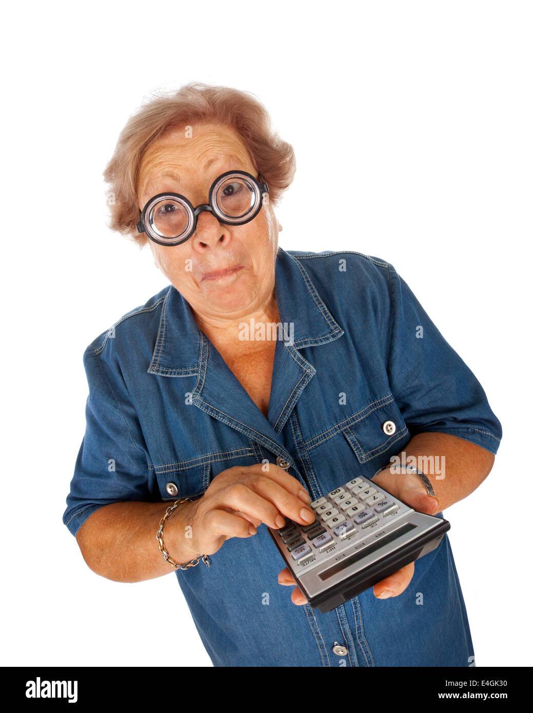 Donna anziana con la calcolatrice su sfondo bianco. Foto Stock