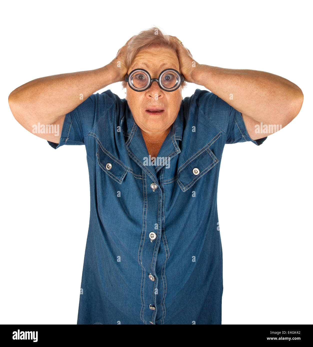 Donna anziana con espressioni di sorpresa con strani occhiali su sfondo bianco. Foto Stock