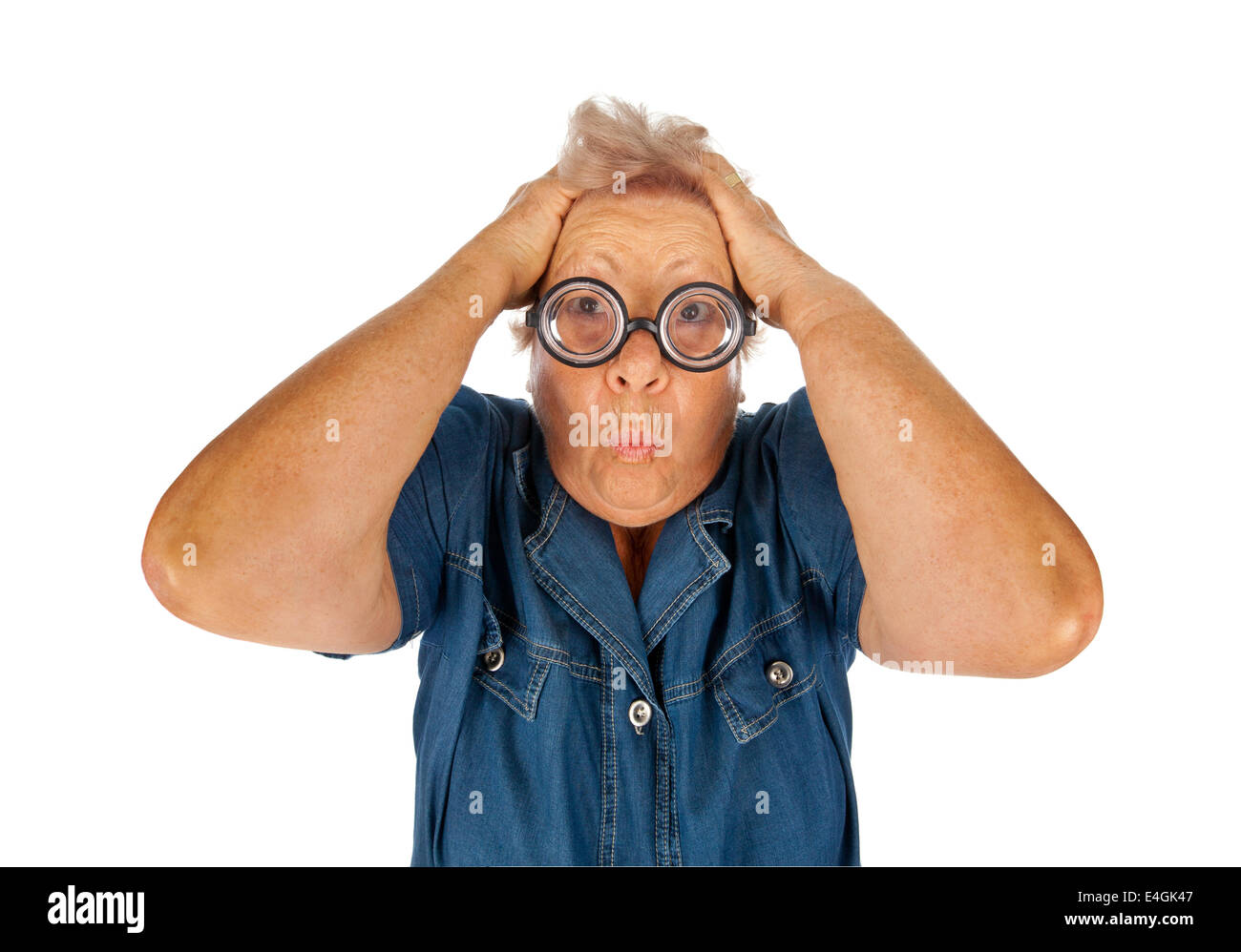 Donna anziana sorpreso con occhiali buffi su bianco. Foto Stock