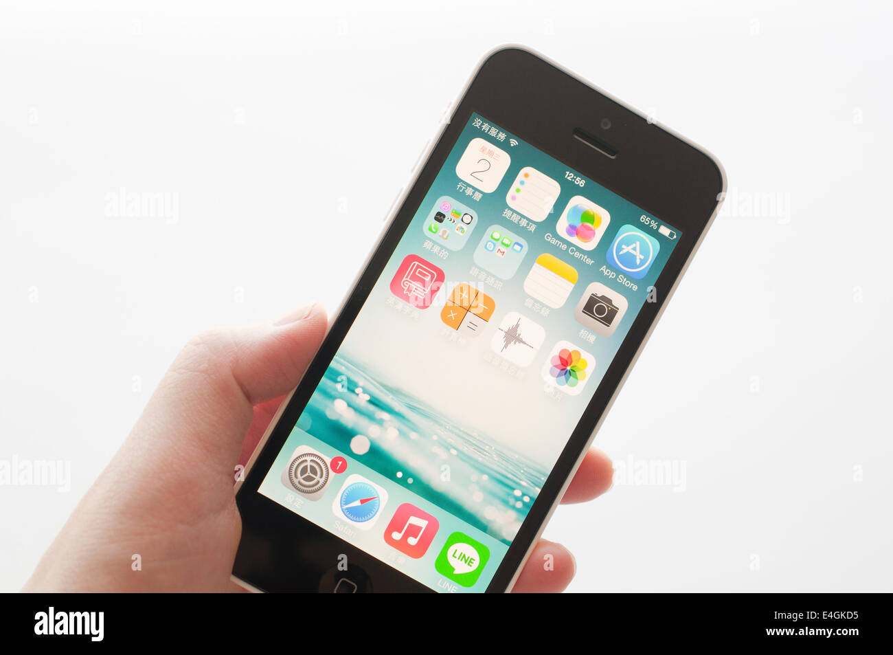 Coquitlam BC Canada - Luglio 02, 2014 : Apple iPhone in una mano femminile, l'iPhone è uno dei più popolari di telefoni smart in w Foto Stock