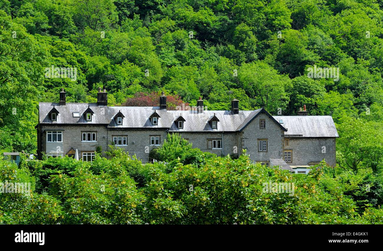 Debyshire case in pietra in un paesaggio rurale ubicazione. Cressbrook England Regno Unito Foto Stock