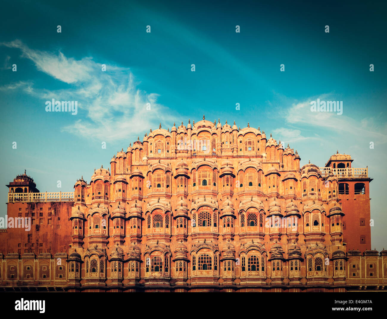 Vintage retrò hipster stile immagine di viaggio del Rajasthan famoso punto di riferimento - Hawa Mahal Palace (Palazzo dei venti), Jaipur Foto Stock
