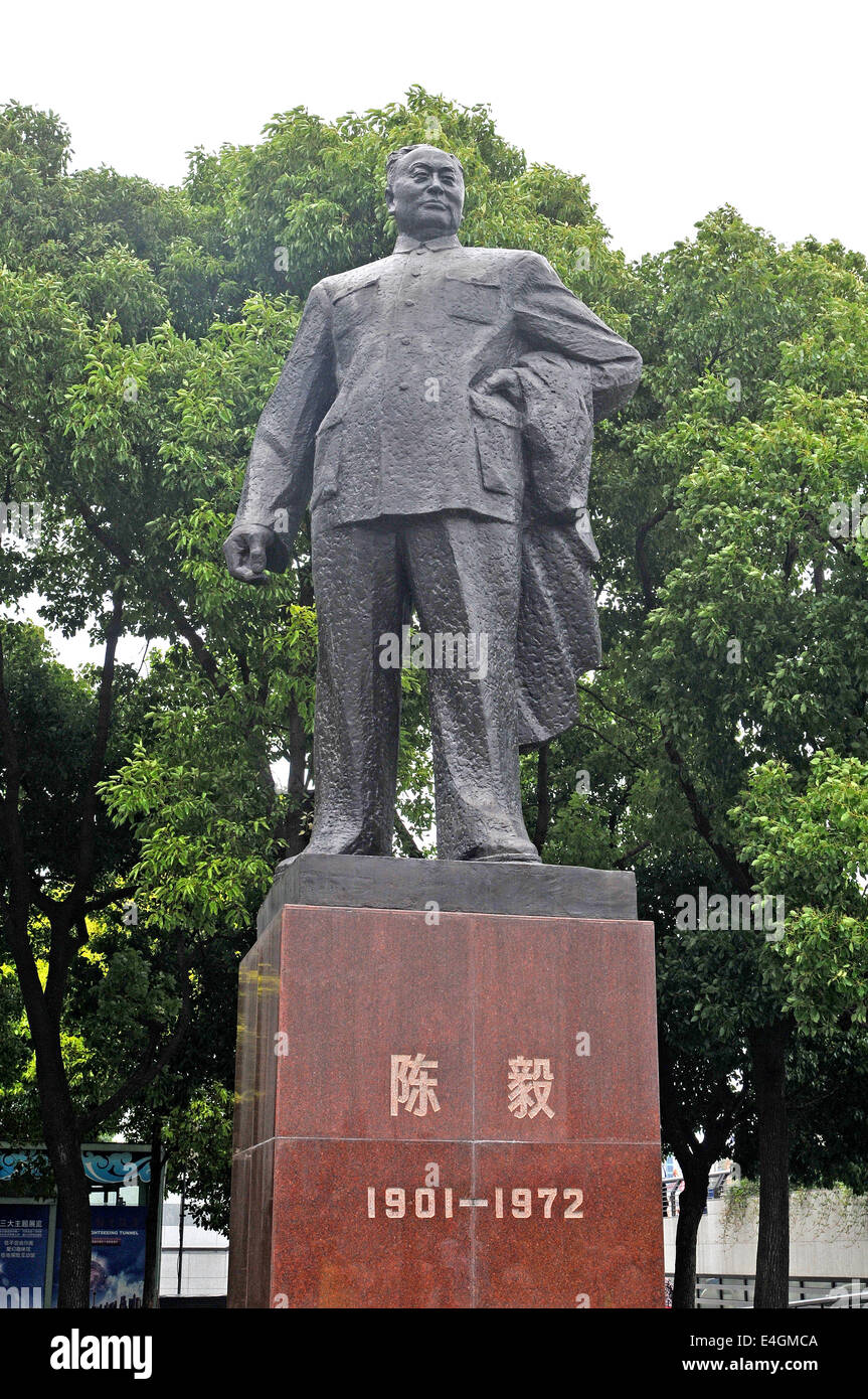 Statua di Chen Yi, il primo sindaco post-rivoluzione di Shanghai, il Bund, Shanghai, Cina Foto Stock