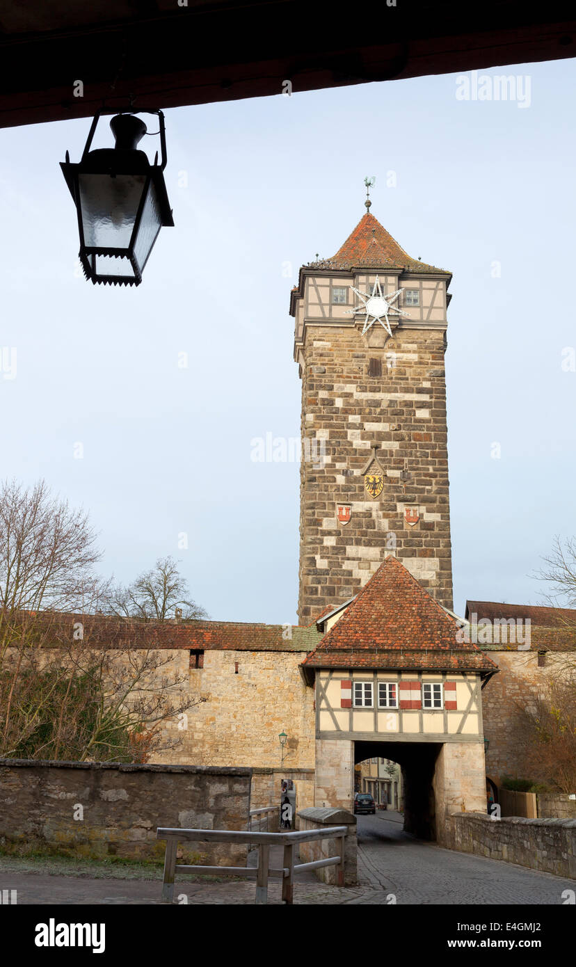 Antico cancello di castello con torre di castello di Rothenburg ob der Tauber in Germania Foto Stock