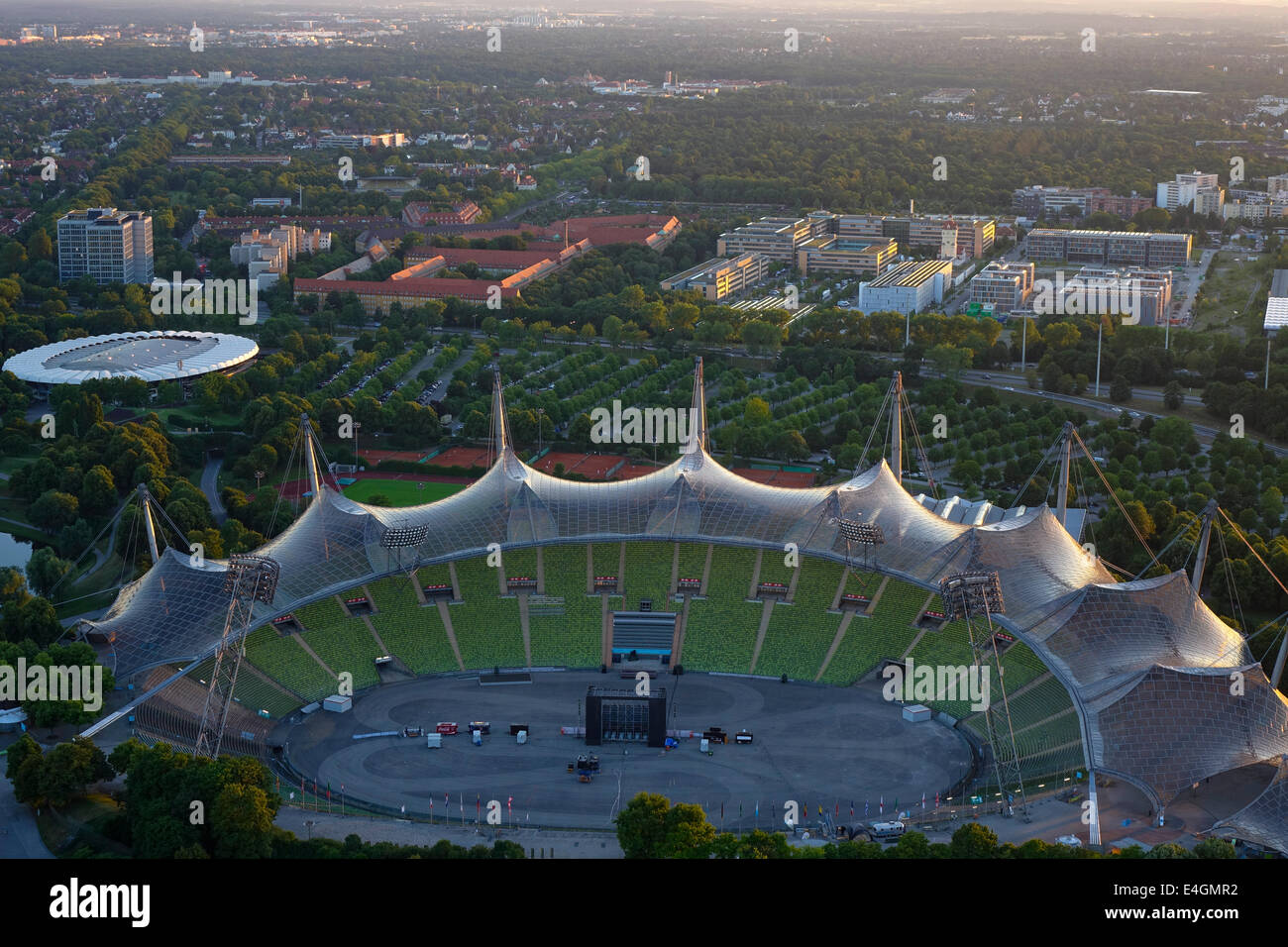 Vista della Olympic Stadium e Monaco di Baviera, Germania, Europa Foto Stock