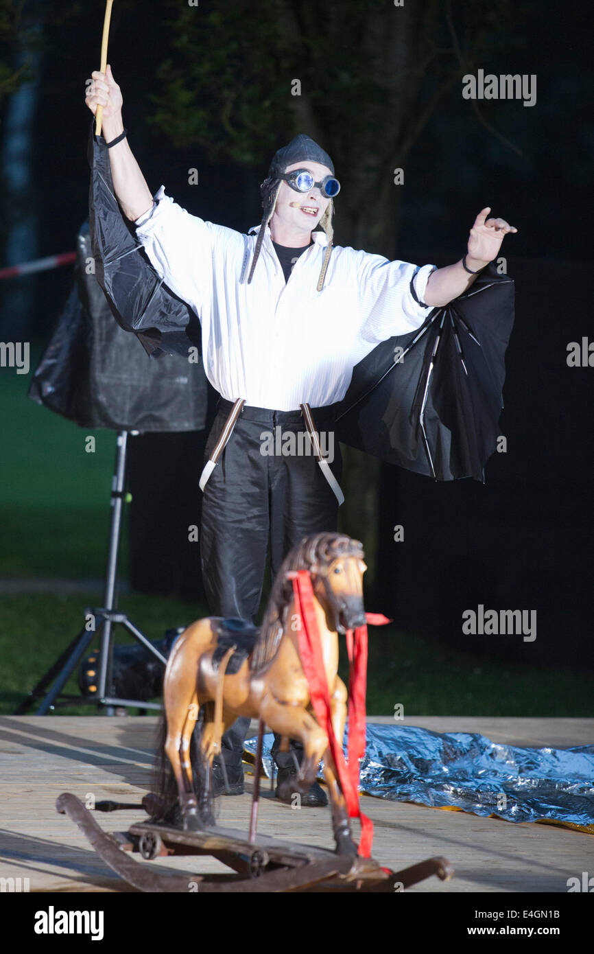 Roberto Ciulli's Theater an der Ruhr eseguire "Woyzeck' durante la loro Weiße Nächte festival a Mülheim an der Ruhr, Germania Foto Stock