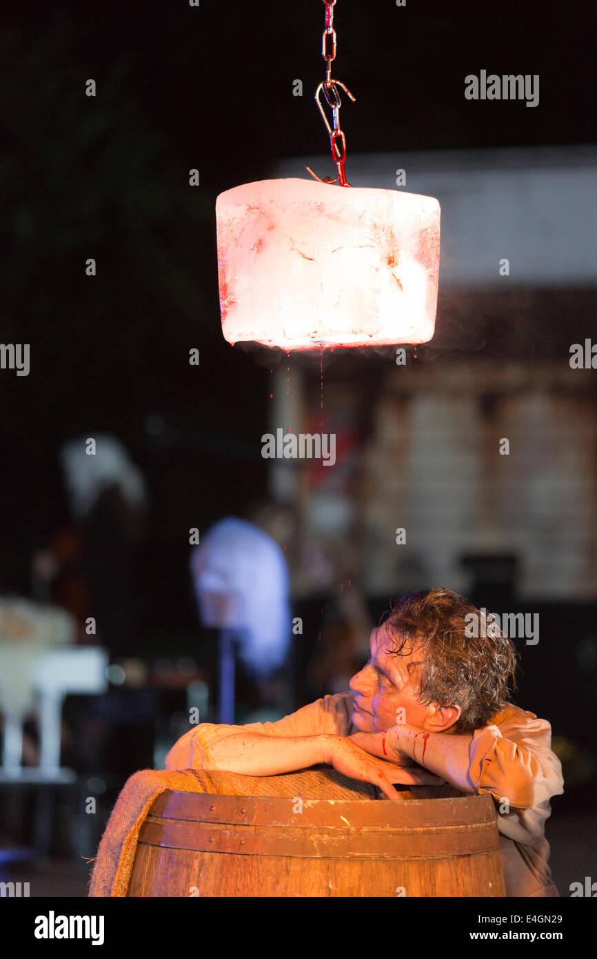 Roberto Ciulli's Theater an der Ruhr eseguire "Woyzeck' durante la loro Weiße Nächte festival a Mülheim an der Ruhr, Germania Foto Stock