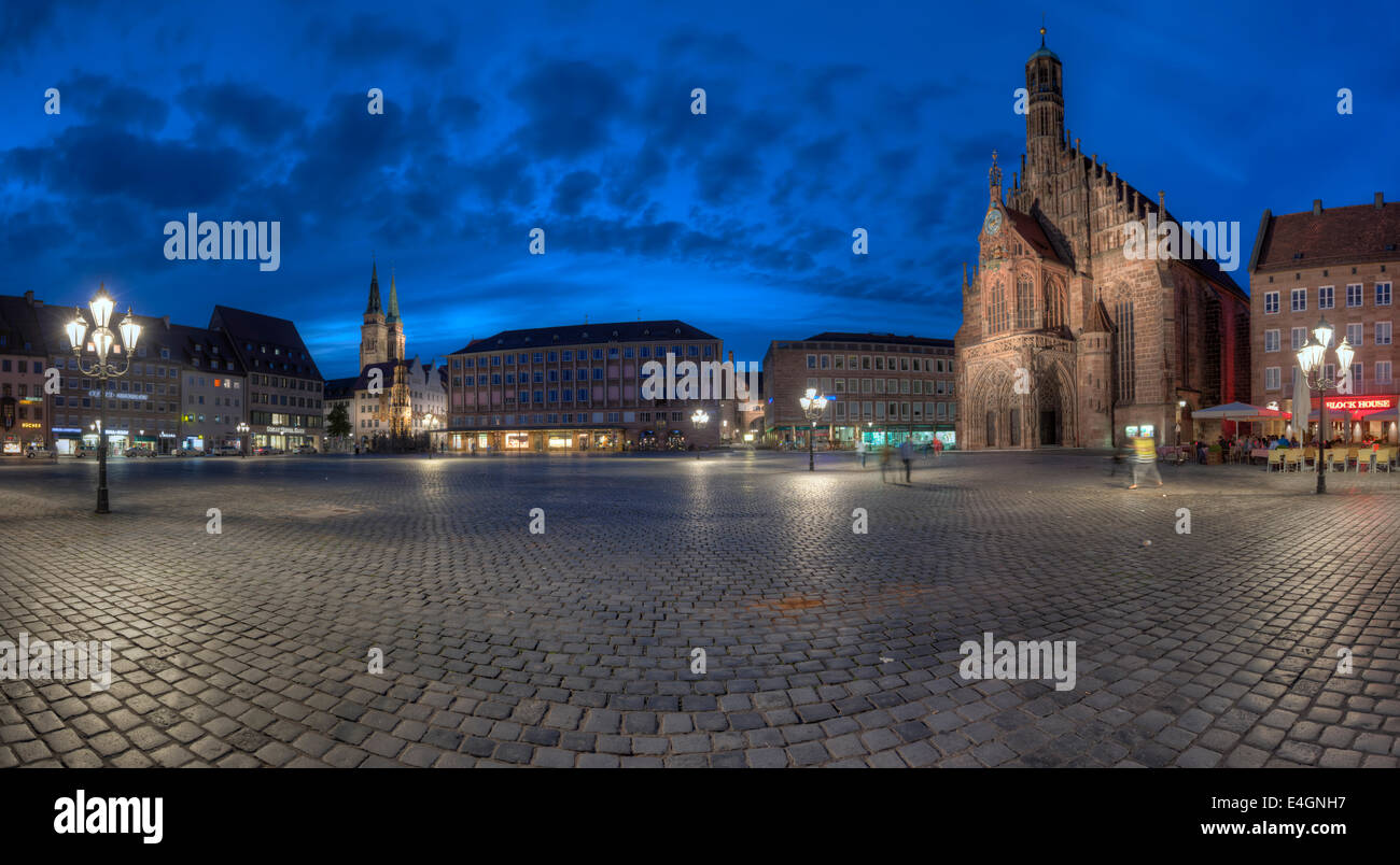 La Hauptmarkt in Nuremberg con la Frauenkirche sulla destra. Foto Stock