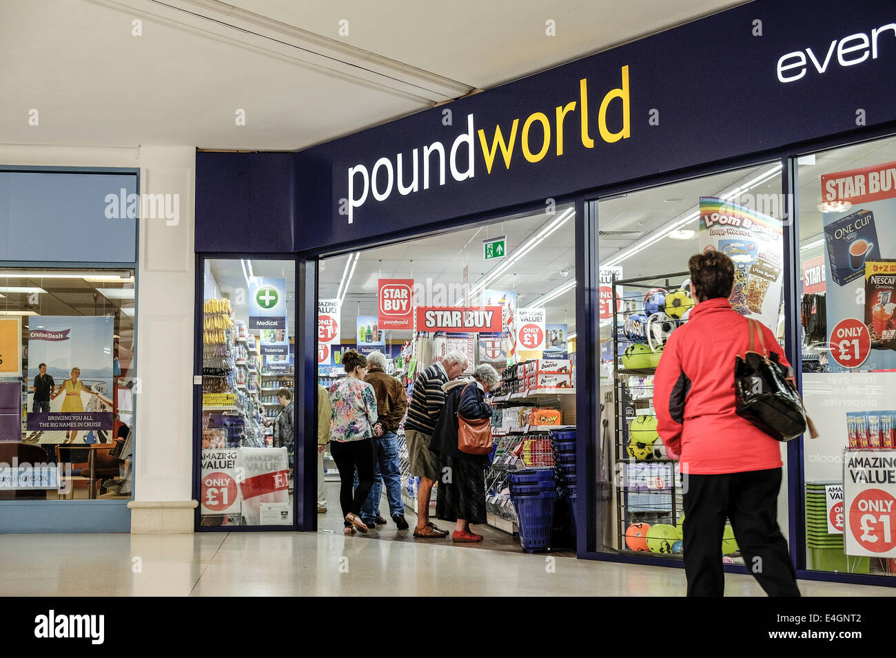 People Shopping in un negozio Poundworld. Foto Stock