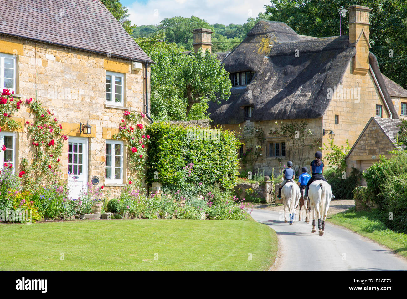 Equitazione nel villaggio Costwold di Stanton, Gloucestershire, England, Regno Unito Foto Stock