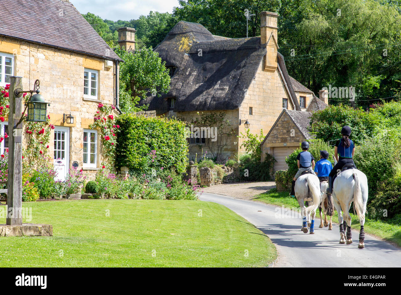 Equitazione nel villaggio Costwold di Stanton, Gloucestershire, England, Regno Unito Foto Stock