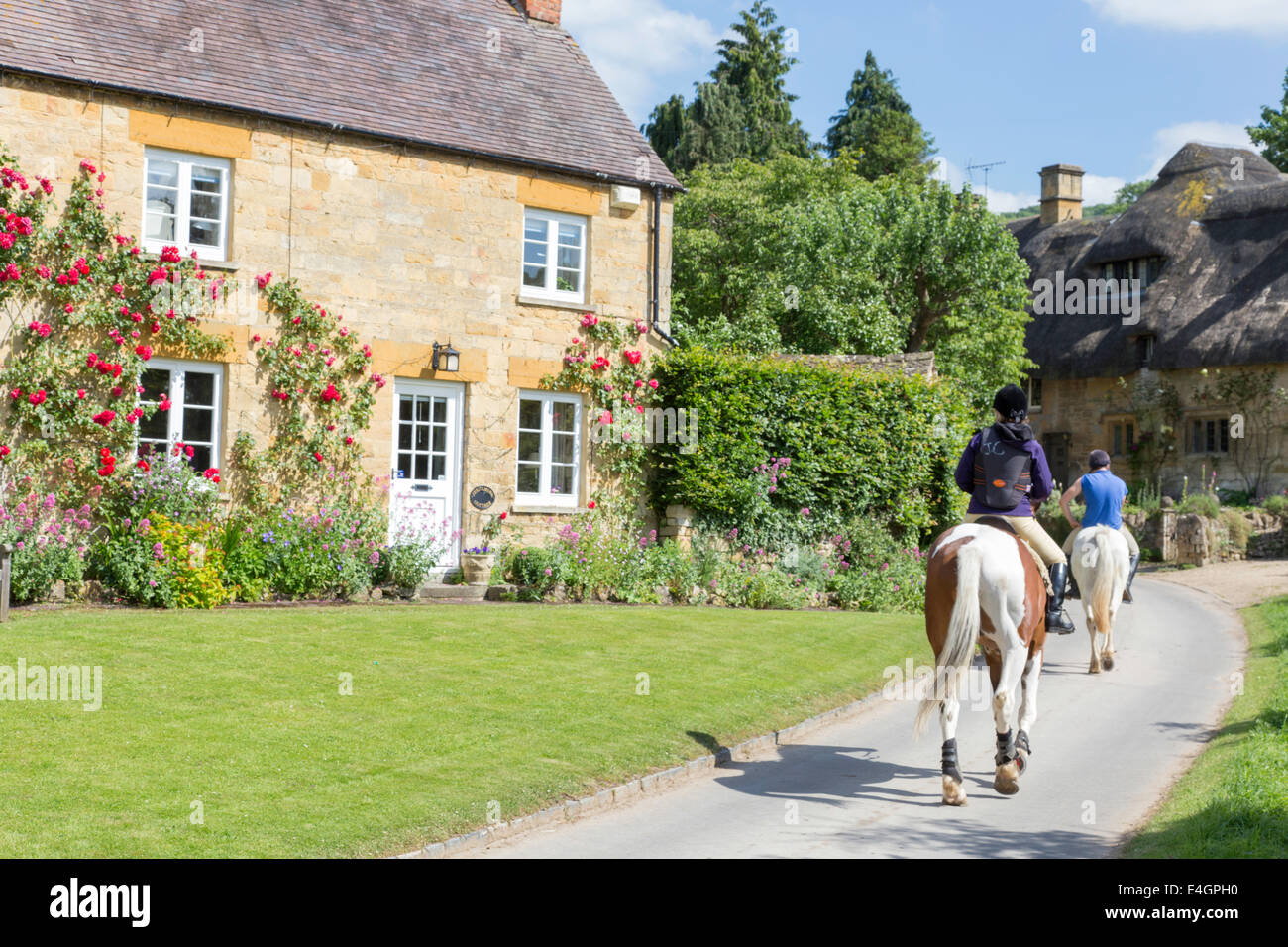 Equitazione nel villaggio Costwold di Stanton, Gloucestershire, England, Regno Unito Foto Stock