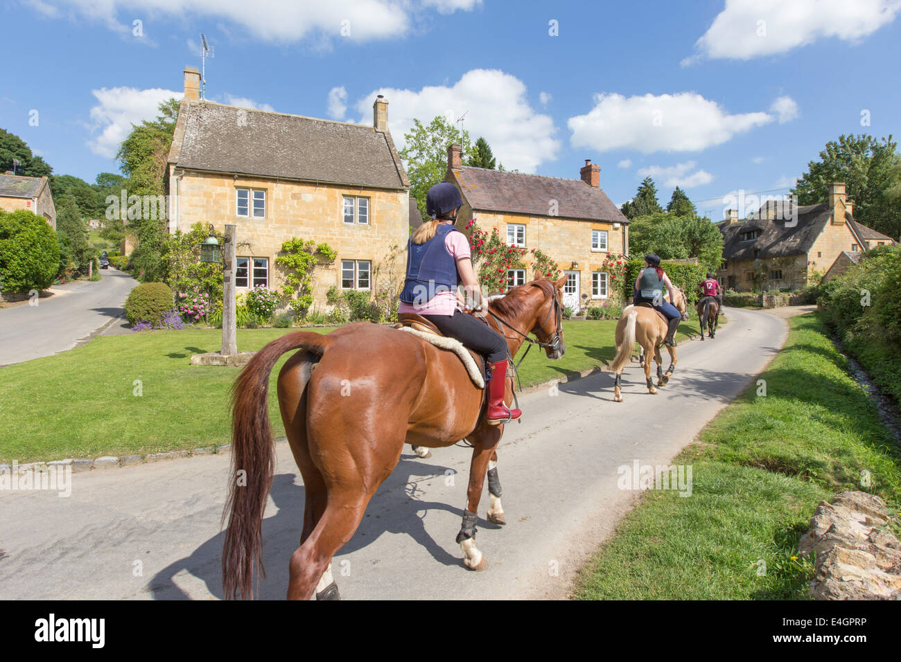 Equitazione nel villaggio Costwold di Stanton, Gloucestershire, England, Regno Unito Foto Stock