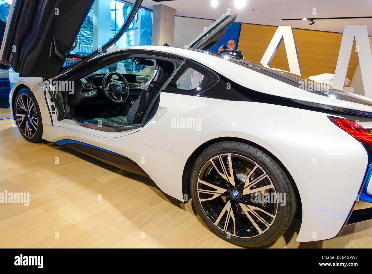 Hotel moderno di lusso auto sportive con plug-in sistema ibrido, BMW i8 Foto Stock